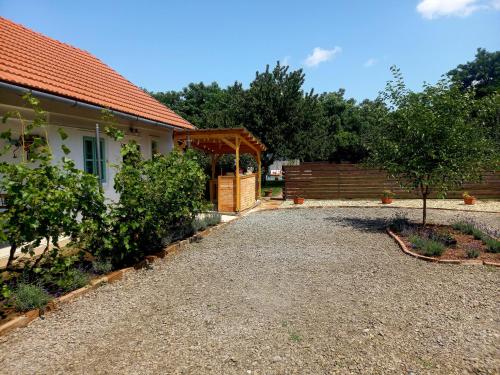 Idill Cottage Vendégház — 4-Star Luxury Hotel in Tiszafured, Hungary