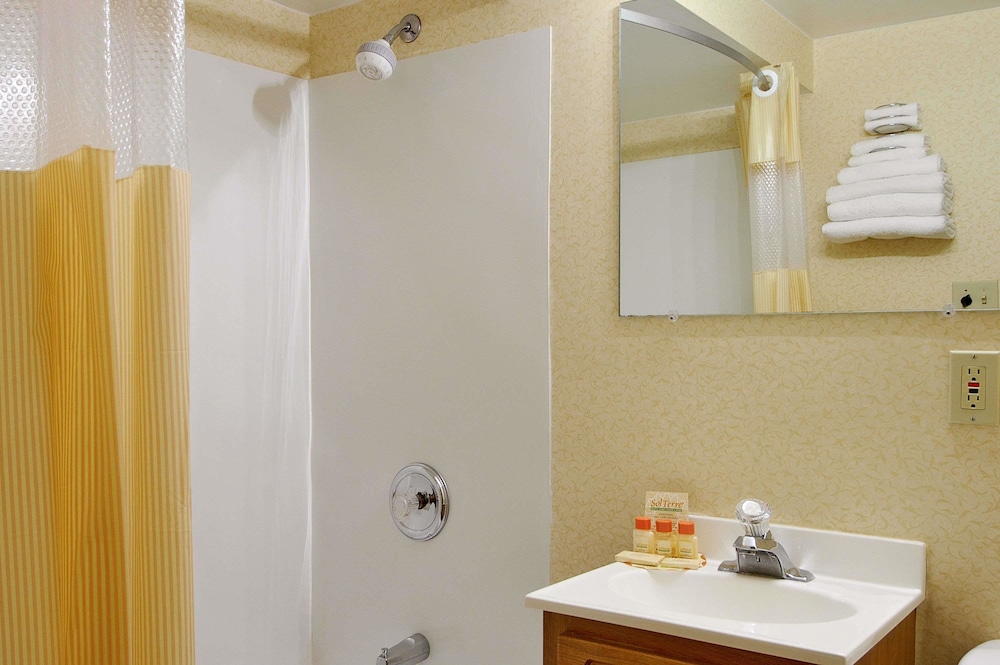 Days Inn by Wyndham Cleveland Lakewood - photo 16