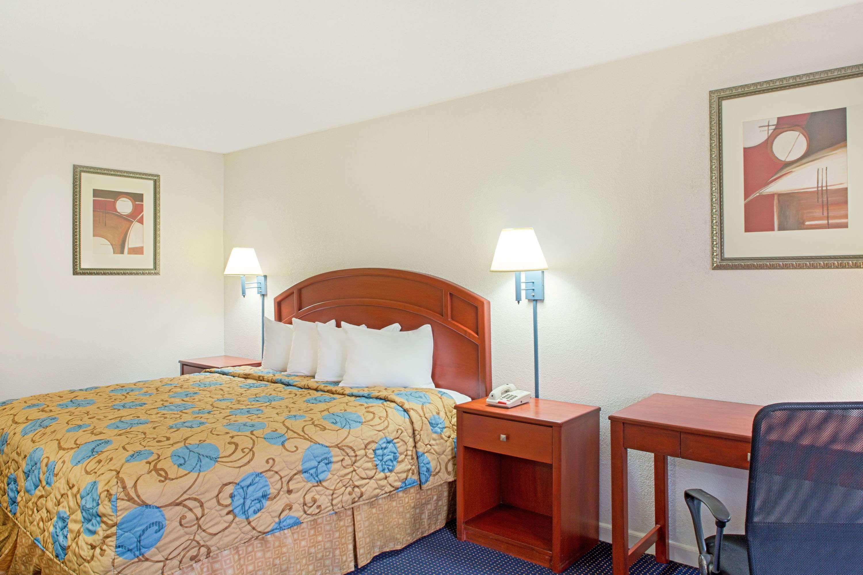 Days Inn by Wyndham Tallahassee Government Center - photo 4