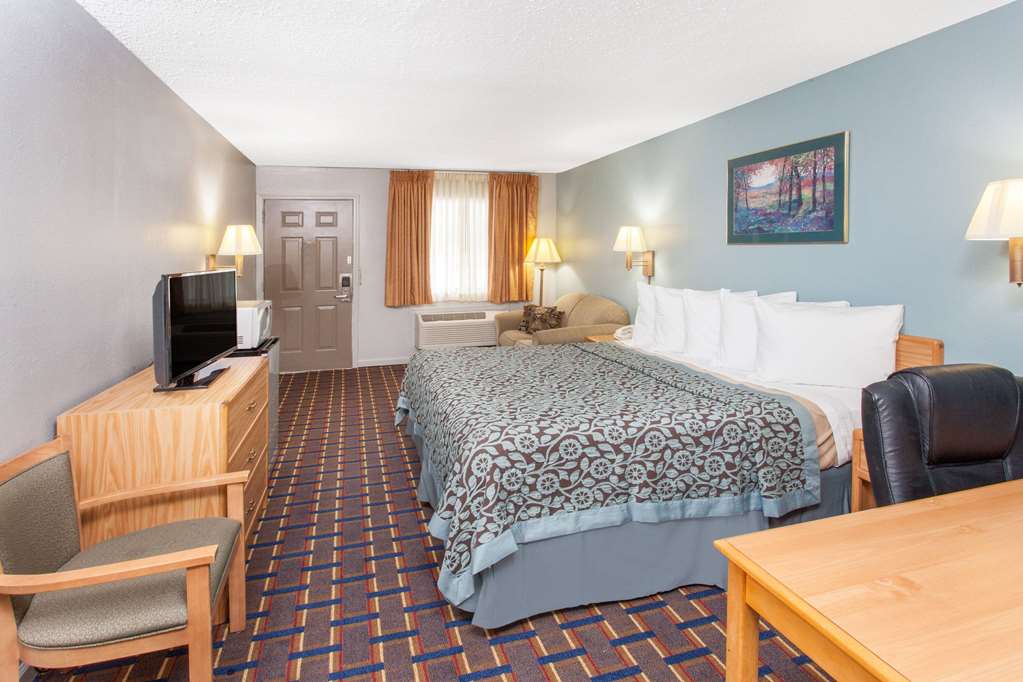 Days Inn by Wyndham Farmer City - photo 9