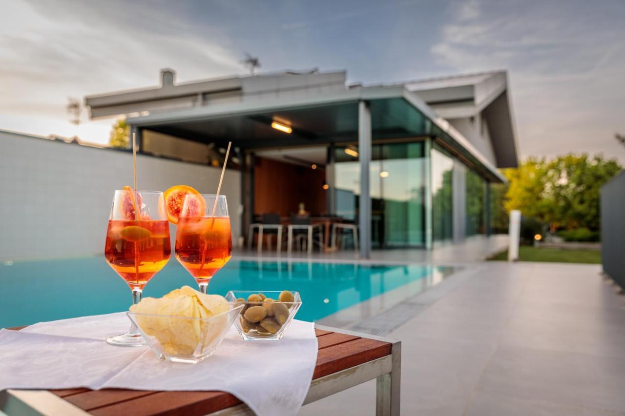 Luxury Villa Rubin With Jacuzzi Pool Gym & Spa Near Venice And Padua — 4-Star Luxury Hotel in Arzergrande, Italy