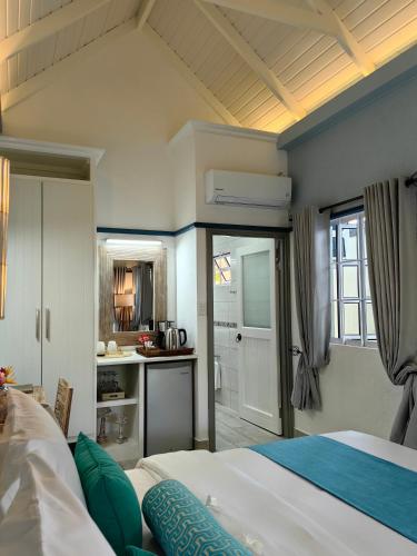 Villa Charme de L'ile — 4-Star Luxury Hotel in La Passe, Seychelles
