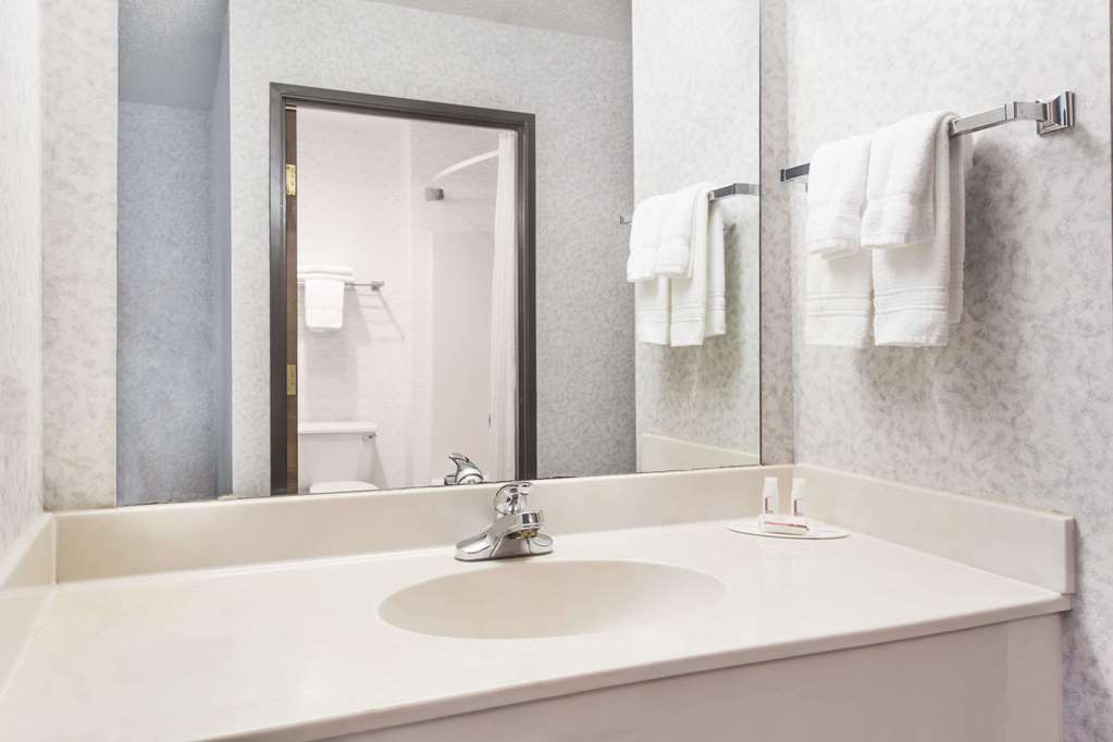 Days Inn by Wyndham Battlefield Rd Hwy 65 - photo 9