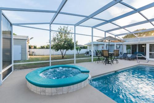 Family Retreat with Pool Fenced Yard AC — hotel in Grand Island