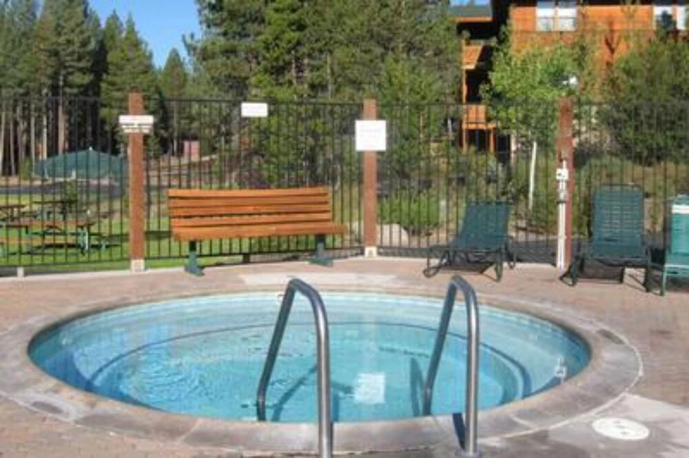Emerald by Avantstay Tahoe Donner Mountain Retreat w Large Patio - photo 5