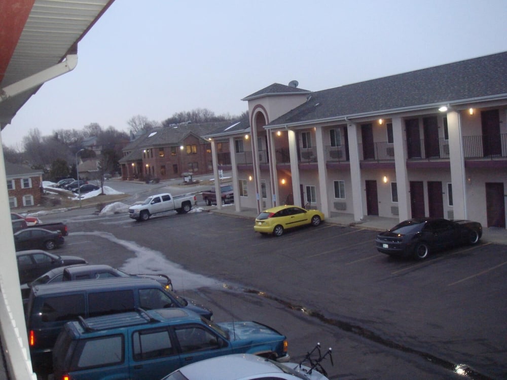 Townhouse Inn & Suites - photo 21