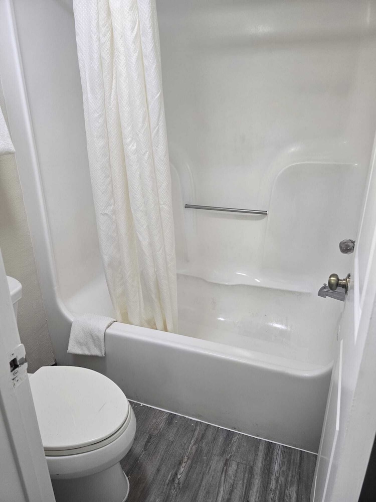 Studios & Suites 4 Less Chesapeake - photo 14