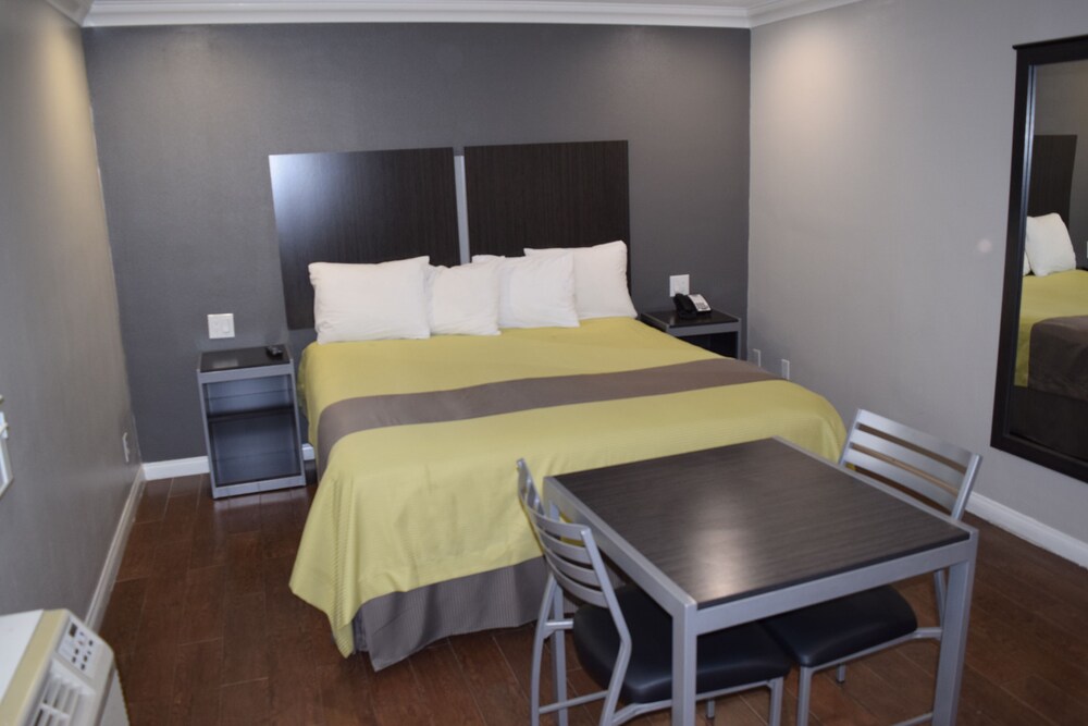 Deluxe Inn Hawthorne - photo 13
