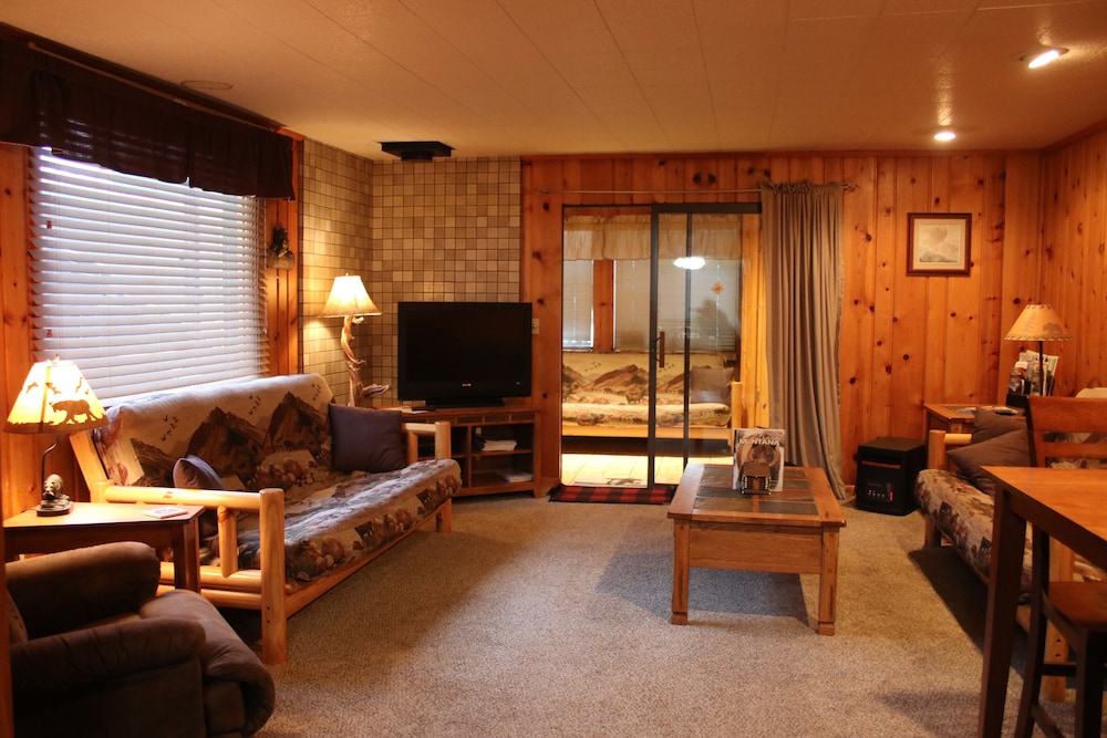 Yellowstone Wildlife Cabins — 4-Star Luxury Hotel in West Yellowstone, United States