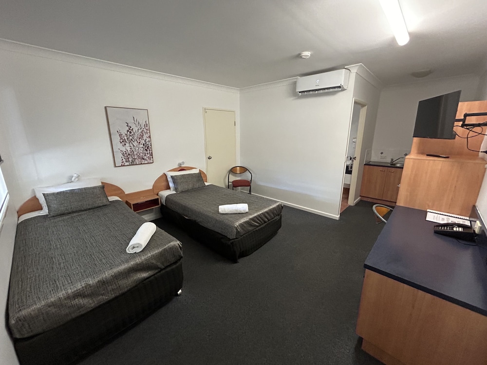 Boulevard Lodge — Kensington — photo 4