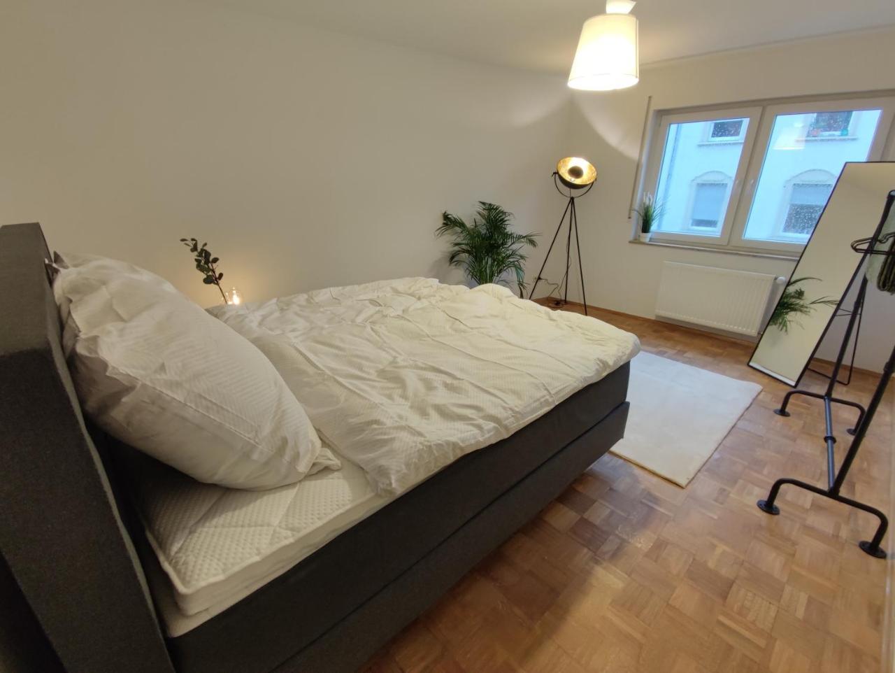 ZEN Apartments Exklusive Suite Luxus Boxspringbett — 4-Star Luxury Hotel in Karlsruhe, Germany