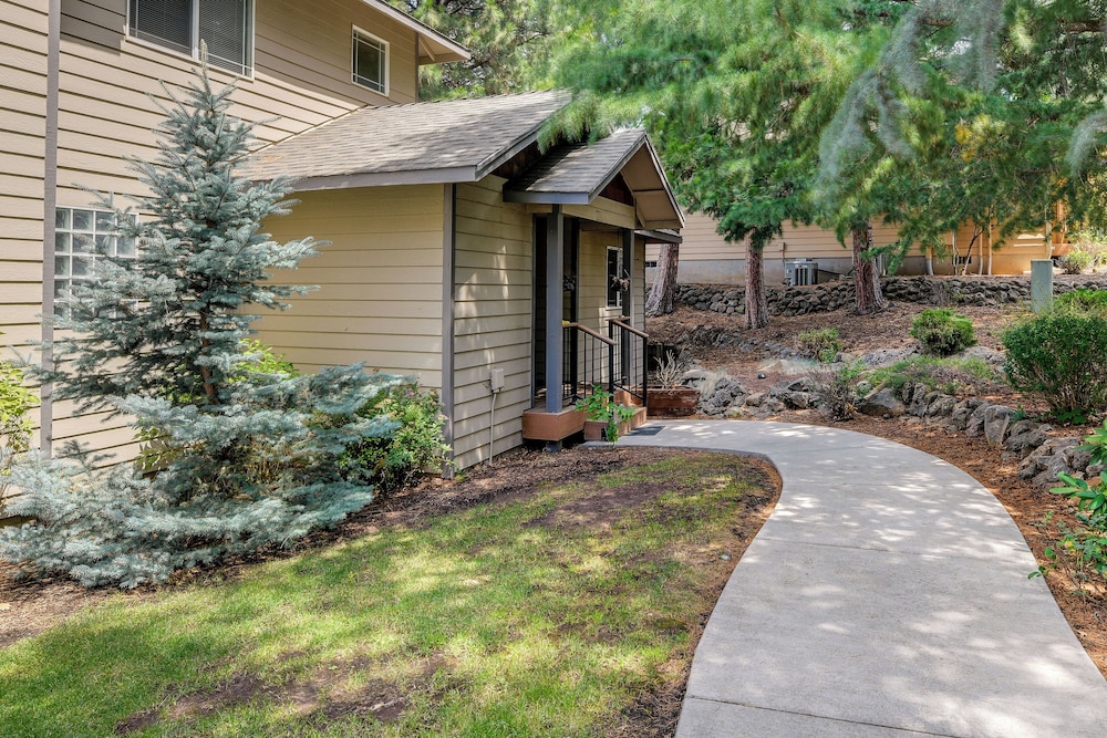 Resort Style Klamath Falls Home Golf Course View - photo 11