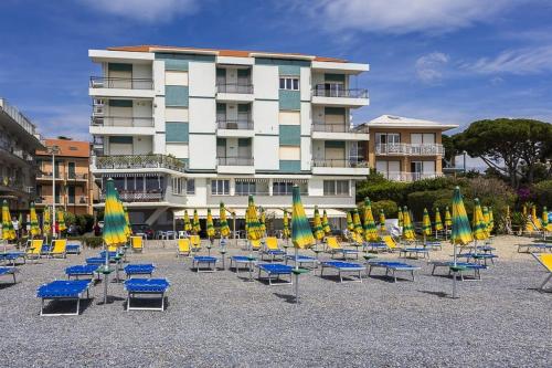 Trilocale vista spiaggia mare — 4-Star Luxury Hotel in Diano Marina, Italy