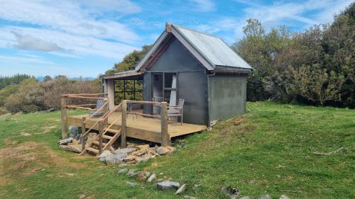 Settlers Hut - carbon neutral hotel in Unknown City