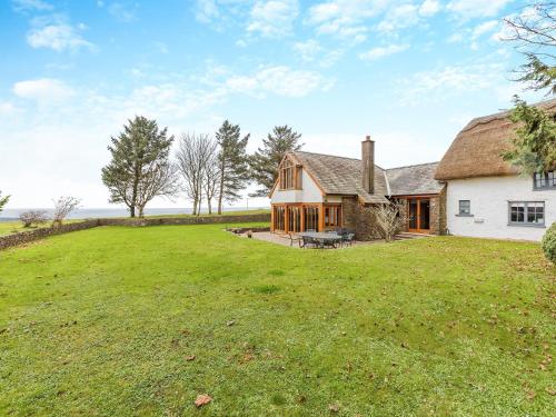 The Old Post House — 5-Star Luxury Hotel in None, United Kingdom
