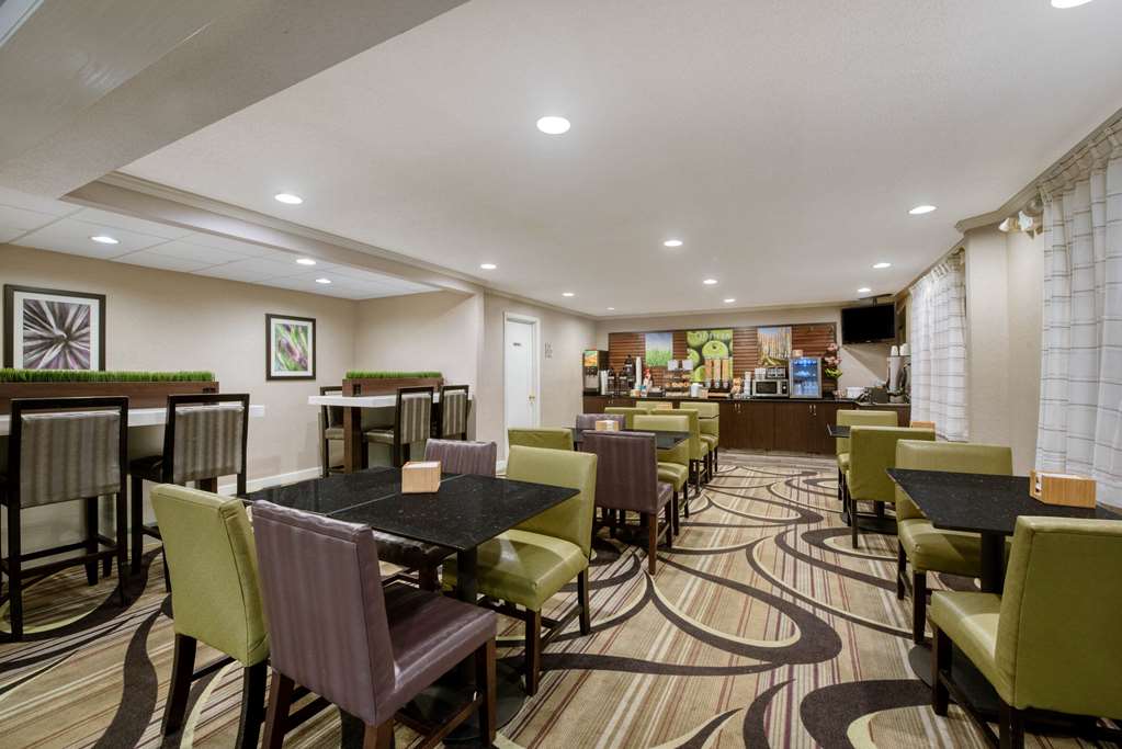 La Quinta Inn & Suites by Wyndham Cleveland Macedonia - photo 57