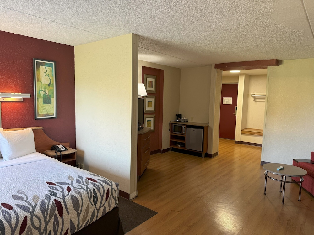 Red Roof Inn and Suites Cleveland Elyria - photo 20