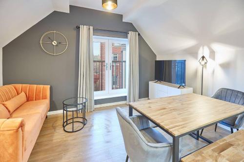 Curlew House with parking and Abbey views
