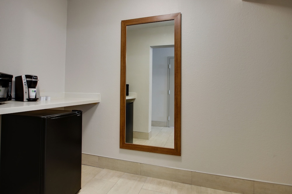 Holiday Inn Express & Suites Wapakoneta by IHG - photo 13