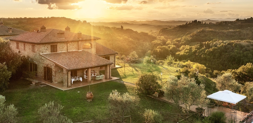 Casa Ora Doro Panoramic Views Pool Private Garden — 4-Star Luxury Hotel in Trequanda, Italy