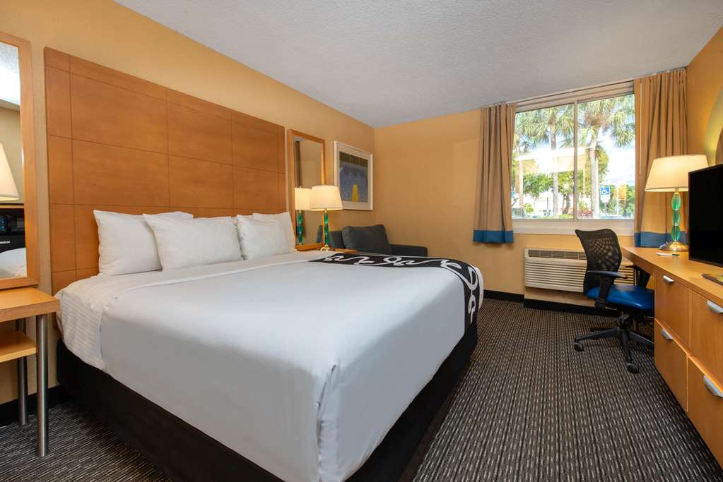 La Quinta Inn & Suites by Wyndham Deerfield Beach I 95 - photo 22