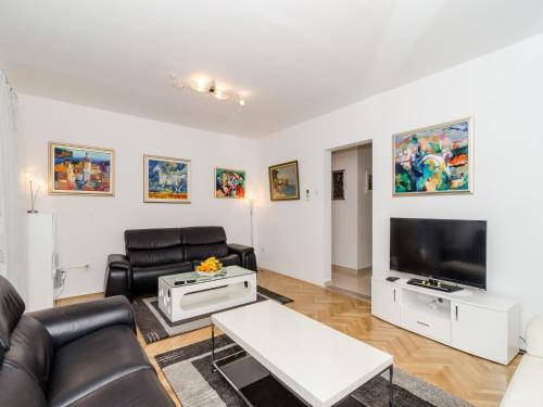 Apartment Iva 31 Two Bedroom Apartment with Balcony and City View