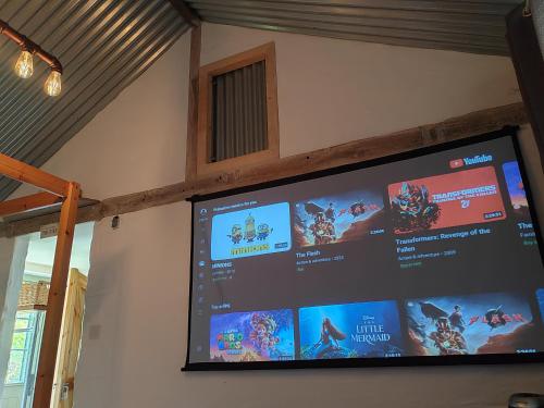 The Bothy near Tenby Big Projector Screen Four poster bed on site HOT TUB access via Spa Pack — 4-Star Luxury Hotel in Tenby, United Kingdom