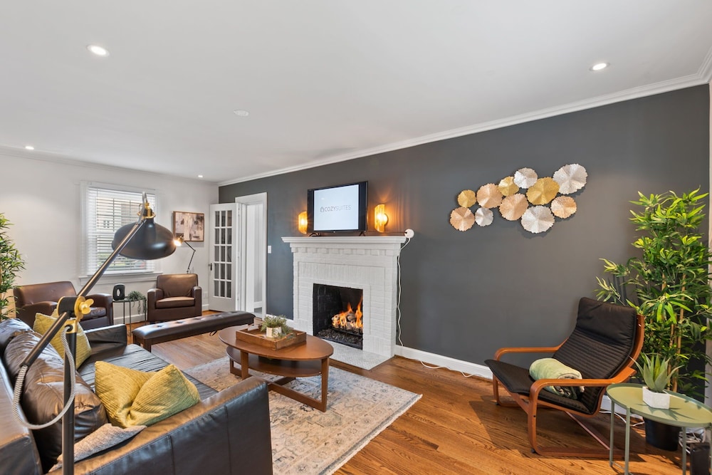 Massive 5BR Historic CozySuites House — 4-Star Luxury Hotel in Alexandria, United States