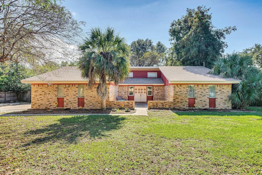Poolside Oasis: 7 Mi to Pensacola Beach Boardwalk in Gulf Breeze, United States