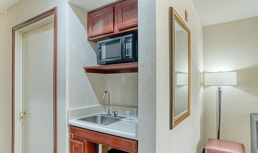 Evergreen Inn and Suites - photo 15