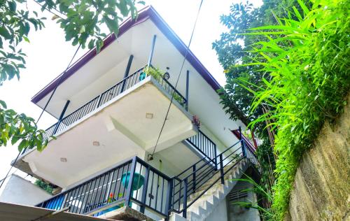 Breeze Blows Inn - carbon neutral hotel in Ella Town