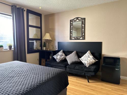 Le Noir A private bedroom with a private entrance shared bathroom