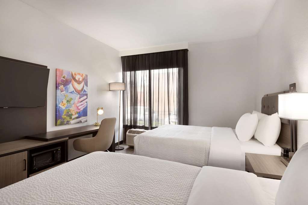 La Quinta Inn & Suites by Wyndham Dothan - photo 35
