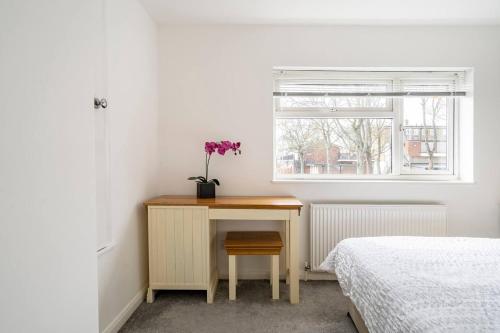 Stevenage Contractors x8 New 3 bedroom House Free Wifi Parking Towels all inclusive & Large Garden in Stevenage, United Kingdom