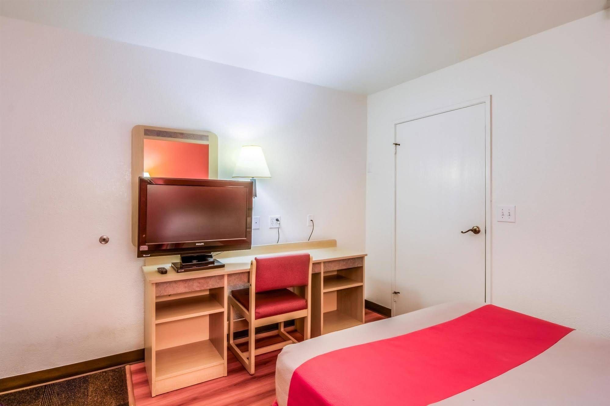 Motel 6 Chicago Elk Grove - photo 25