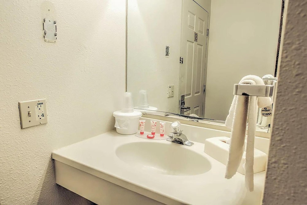 Coratel Inn & Suites by Jasper McCook - photo 23