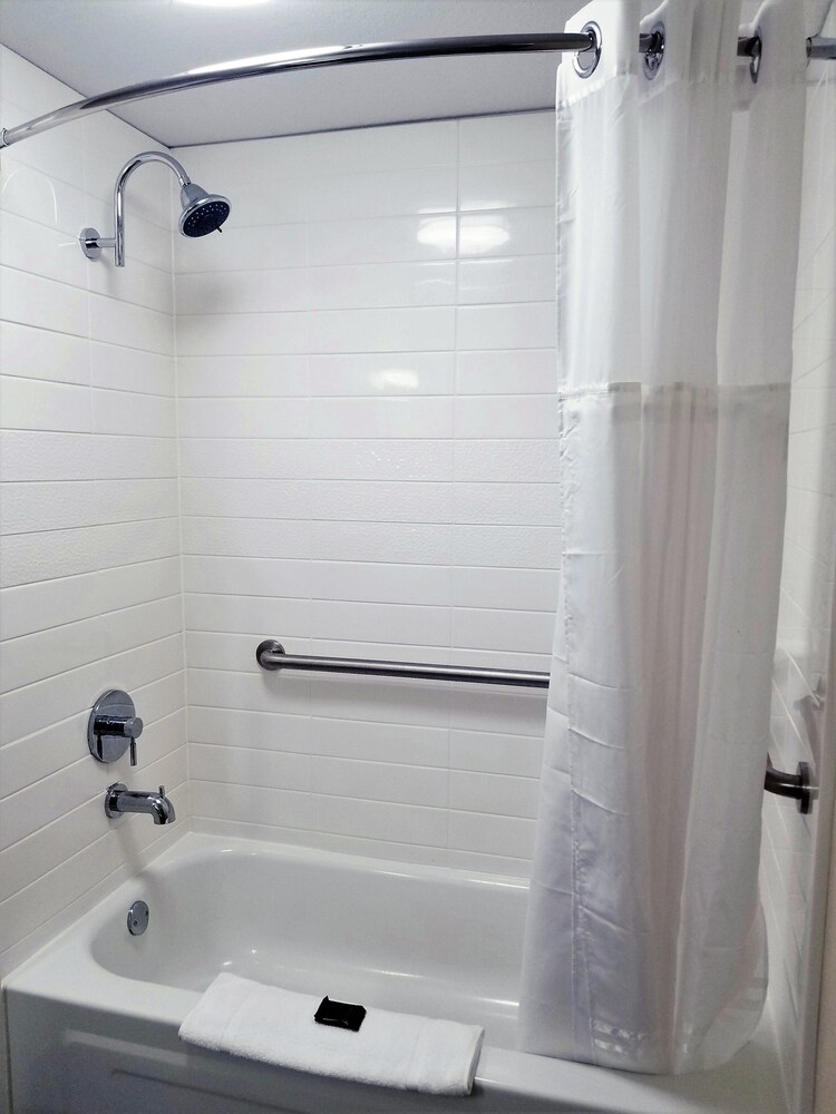Wingate by Wyndham Bloomington - photo 10
