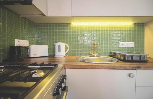 3BR Scenic Terrace Apt in Abanotubani By Wehost