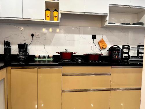Luxurious Two Bedroom Apartment With Unbeatable City Scenic Views