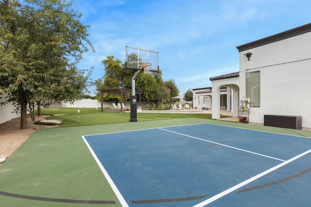 Sleeps 19 7bdr Estate Sports Court Putting Green Pool Farrier by Avantstay - photo 4