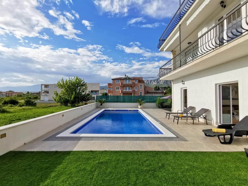 Villa JoMa — 4-Star Luxury Hotel in Podstrana, Croatia