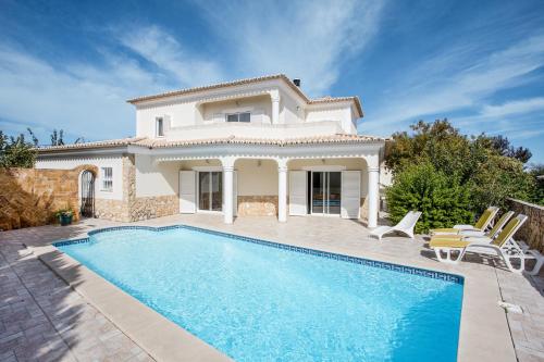 Casa das Romanzeiras — 4-Star Luxury Hotel in Carvoeiro, Portugal