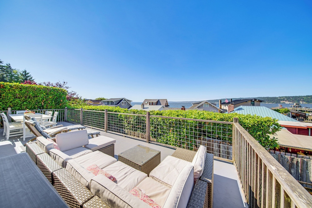 Sun Soaked Sandy Point Haven with Beach Access — hotel in Langley