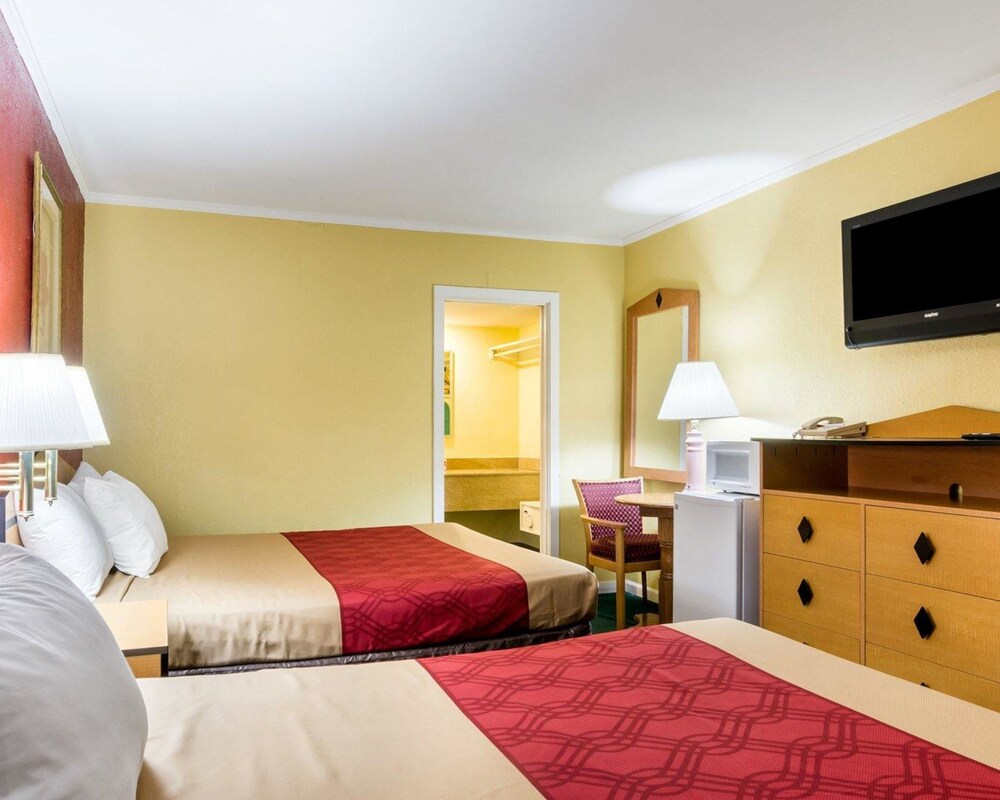 Econo Lodge Topeka Blvd. - photo 21
