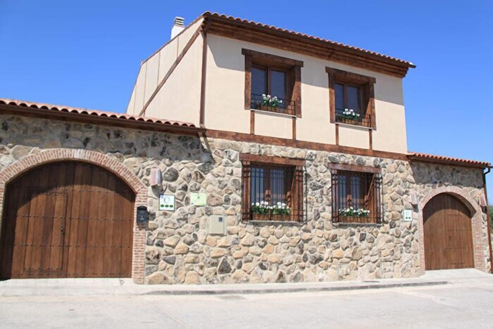 Casa Rural El Olivar de Valdefuentes — 4-Star Luxury Hotel in Valdefuentes, Spain