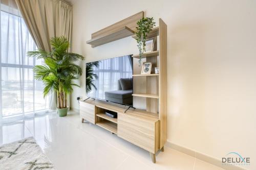 Prime 1BR at Carson B DAMAC Hills Dubailand by Deluxe Holiday Homes — 4-Star Luxury Hotel in Dubai, United Arab Emirates
