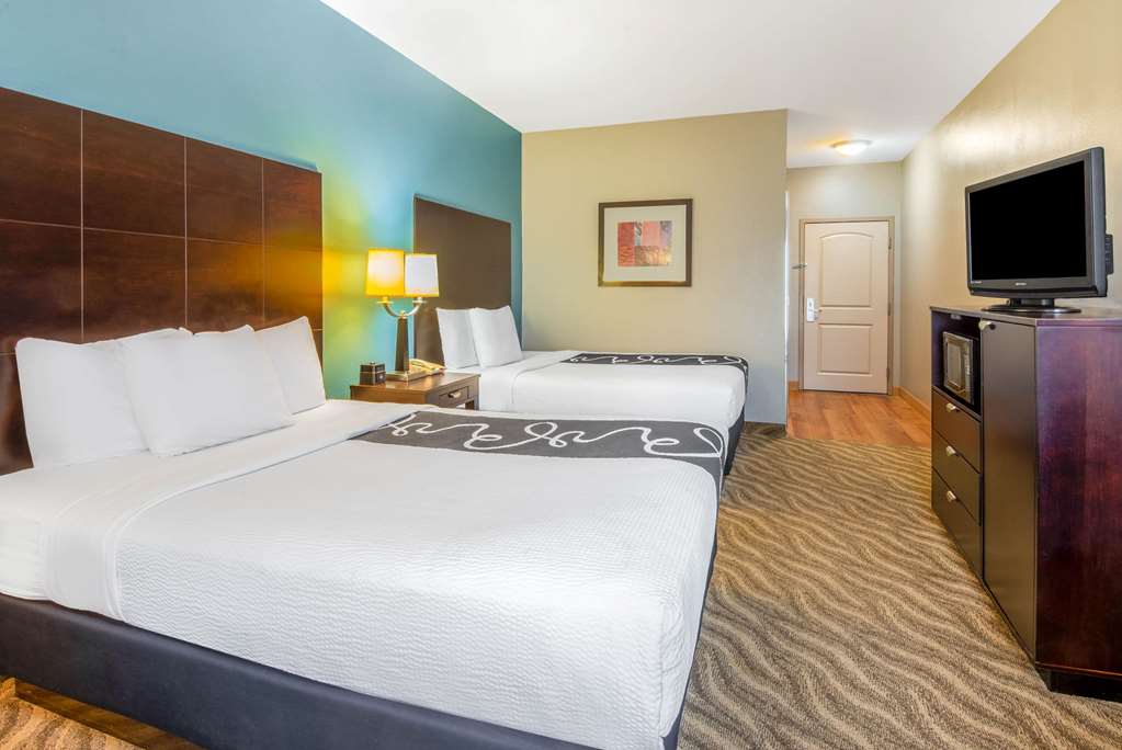 La Quinta Inn & Suites by Wyndham Glen Rose - photo 30