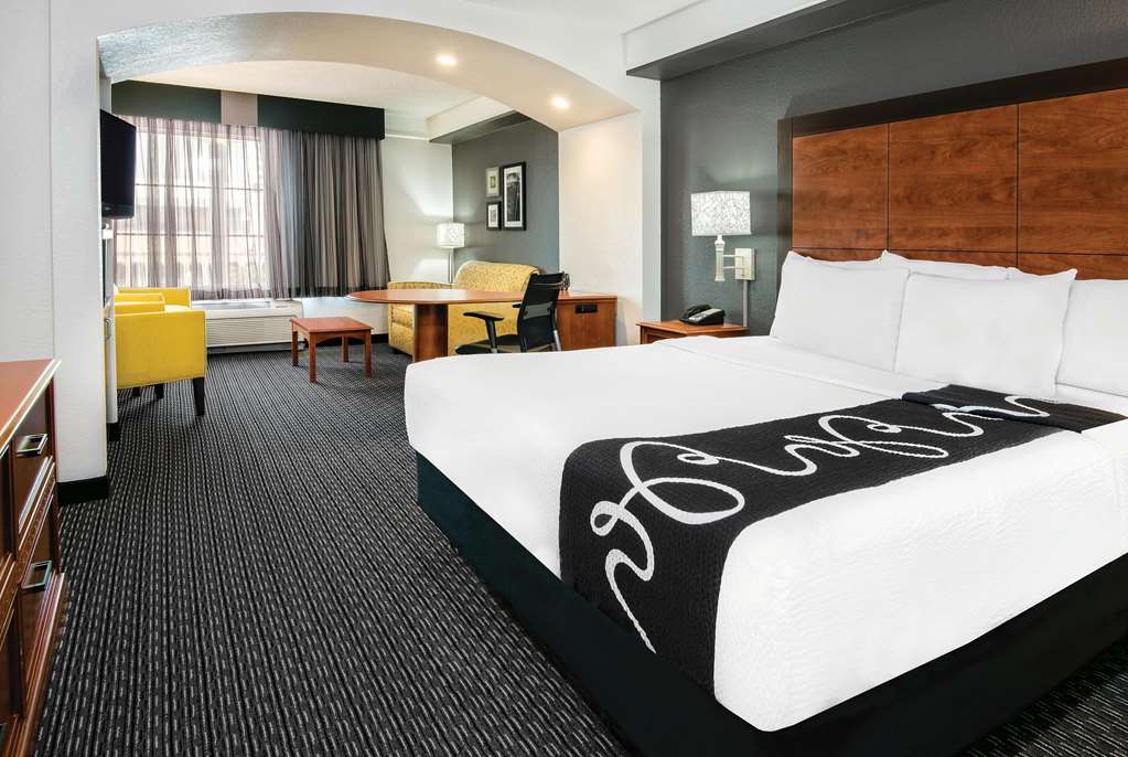 La Quinta Inn & Suites by Wyndham San Antonio Riverwalk - photo 33
