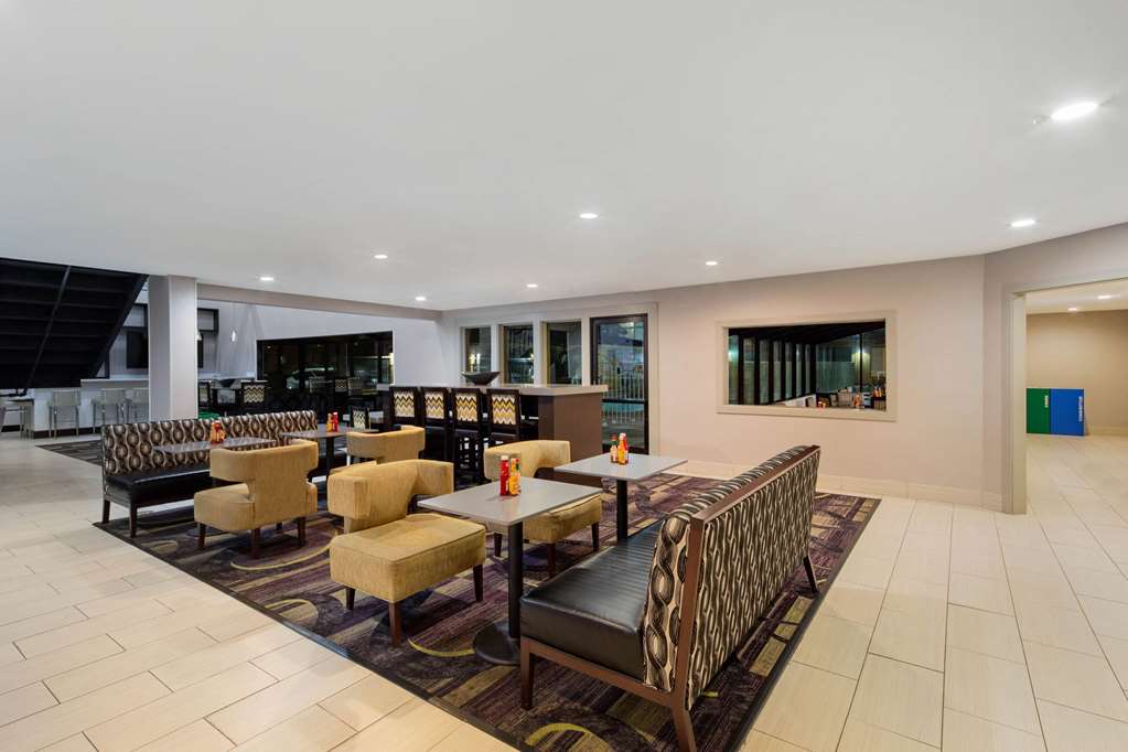 La Quinta Inn & Suites by Wyndham Oakland Hayward - photo 27
