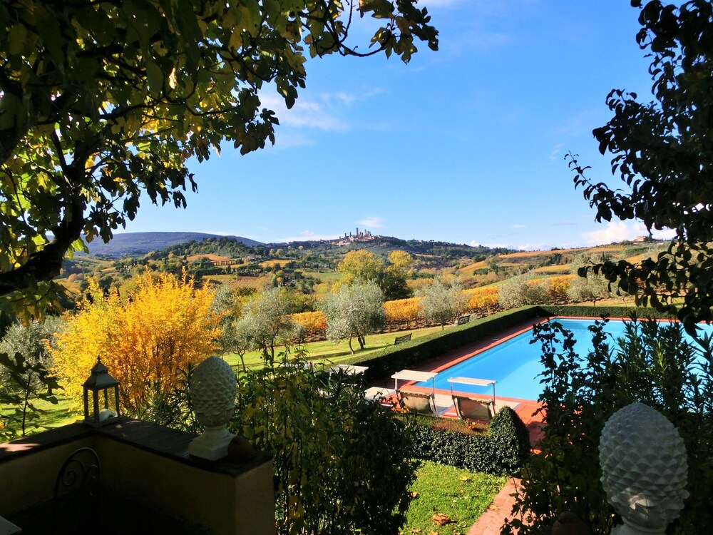 Agriturismo Il Segreto di Pietrafitta — 4-Star Luxury Hotel in San Gimignano, Italy